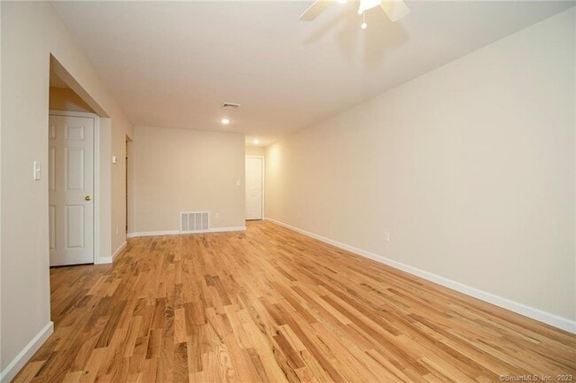 Foto del edificio - 685 Success Ave