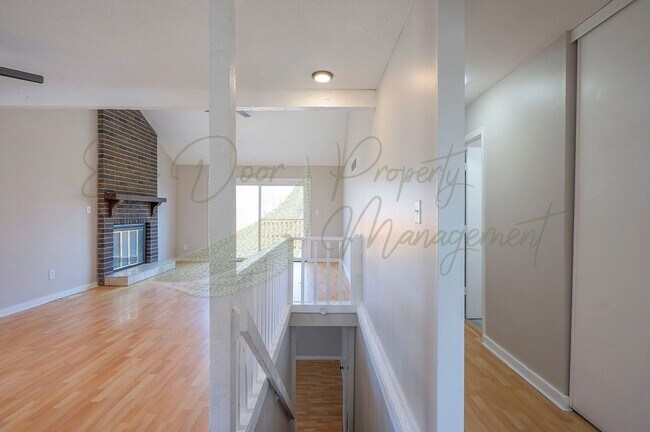 Building Photo - CHARMING TOWNHOME IN LEES SUMMIT!!