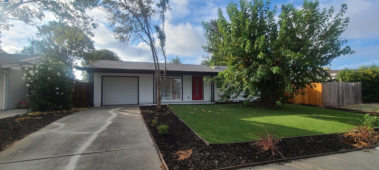 Primary Photo - 1137 Hibiscus Way