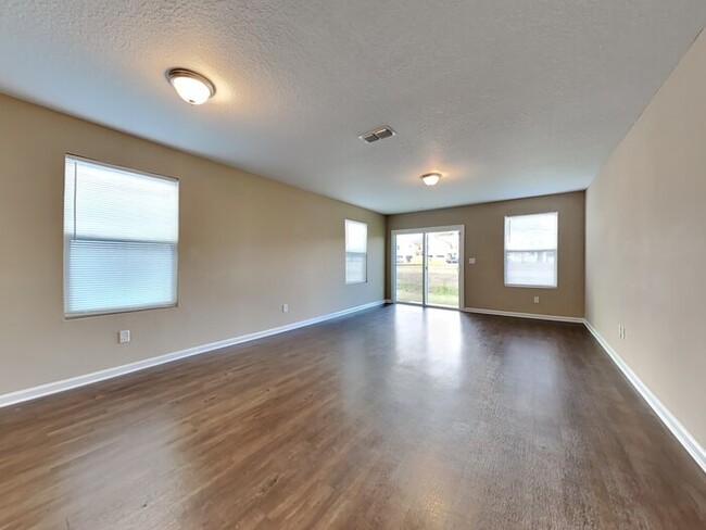 Building Photo - Home on the Westside