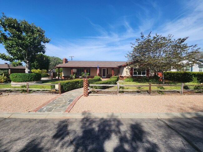 Foto del edificio - 4950 Rosehedge Dr