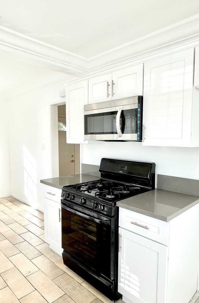 Kitchen - 5016 Enfield Ave