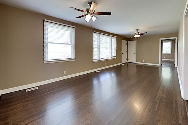 Foto del edificio - 537 Whispering Hills Dr