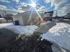 Building Photo - 1404 E Maple St