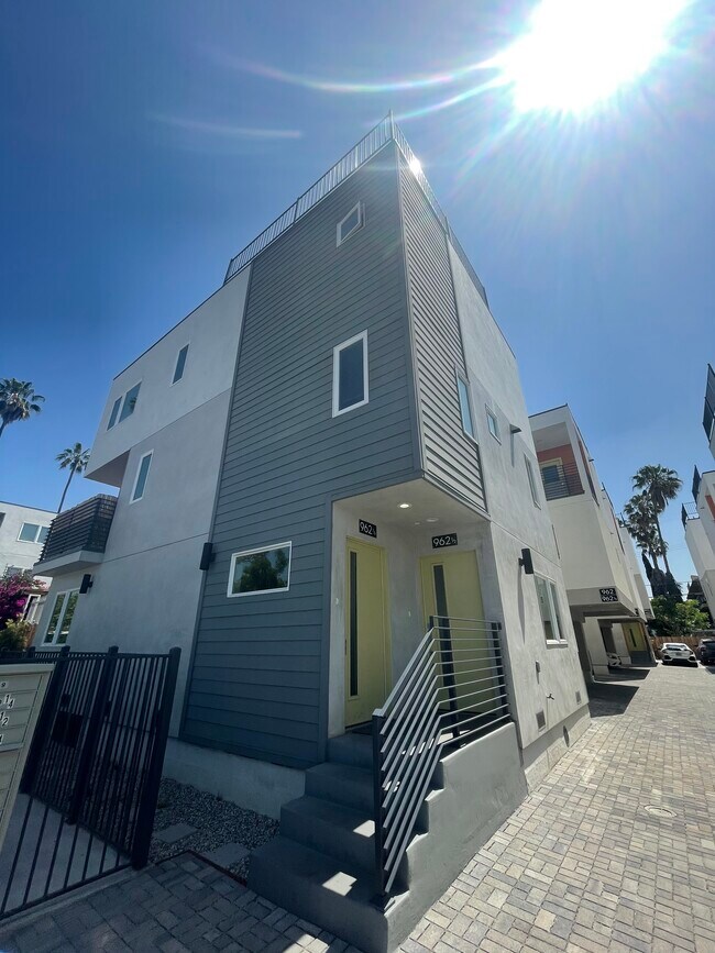 Building Photo - 962 N Normandie Ave