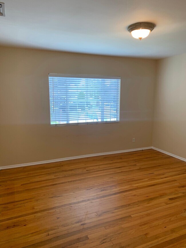 Building Photo - 6853 Matilija Ave