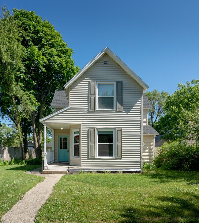 Building Photo - 823 Crescent St NE