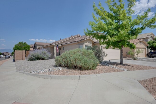 Building Photo - Beautiful 3 Bedroom Home in Montecito Esta...
