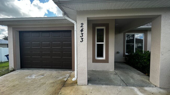 Building Photo - Newer 3 Bed 2 Bath 1 Car Garage Duplex Ava...