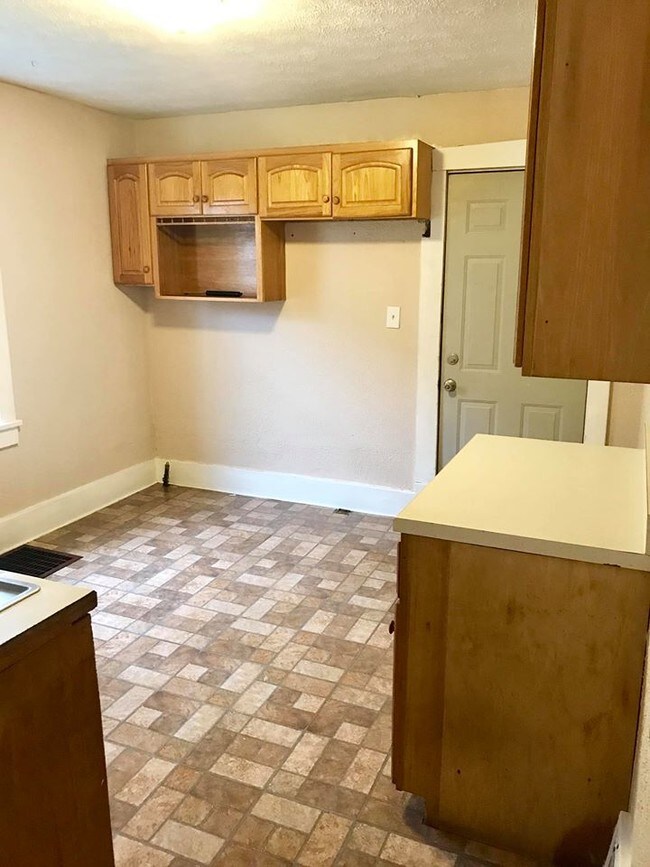 Building Photo - 909 W McClure Ave