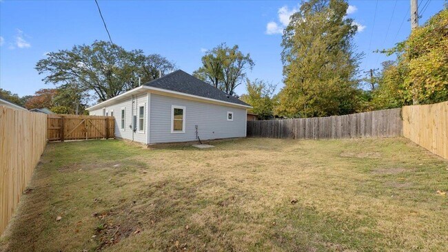 Building Photo - 1068 Bruce St