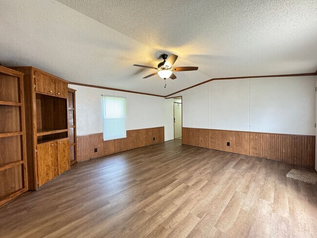 Building Photo - 3 Bedroom 2 Bath Mobile Home