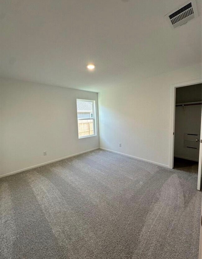 Foto del edificio - 448 Shoreview Dr