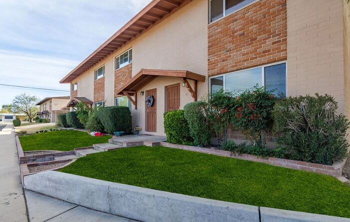 Foto principal - Charming 3-Bedroom Townhome in a Prime Loc...