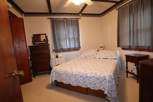 Foto del edificio - 144 Spalding Hill Rd