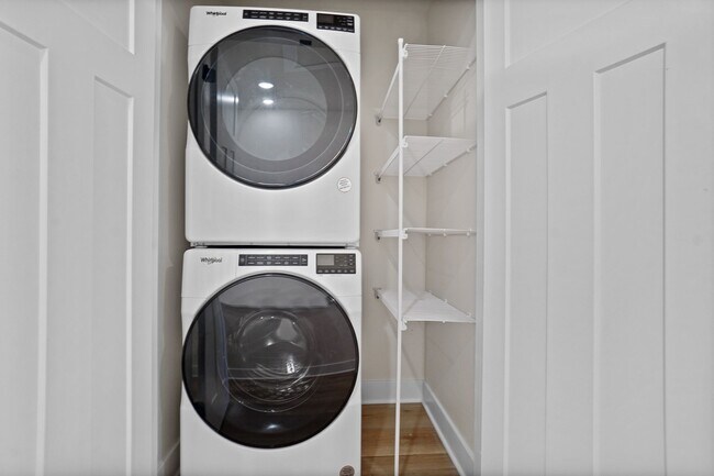 Foto del edificio - 3 Bed / 2.5 Bath Townhome w/Deck, Walkout Finished Basement, 9' Ceilings, Quartz Tops, Stainless ...