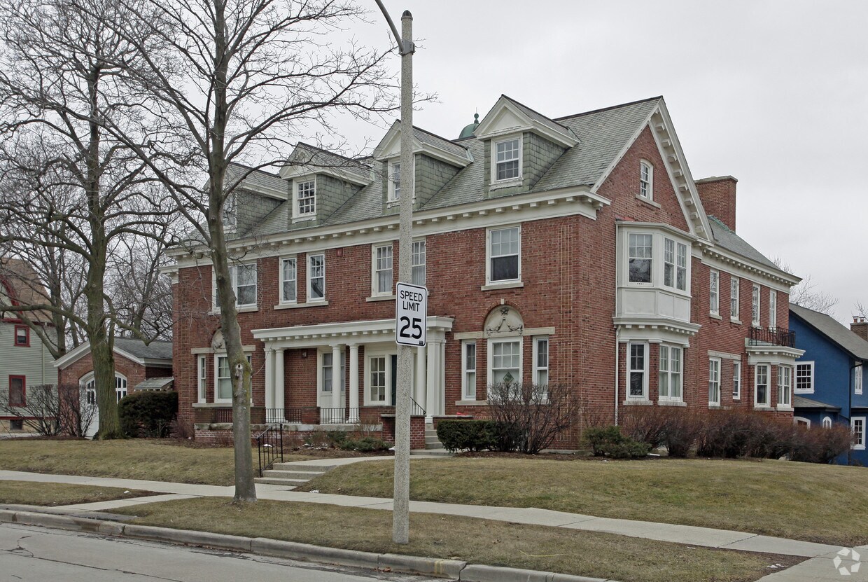 Primary Photo - 2773 N Maryland Ave