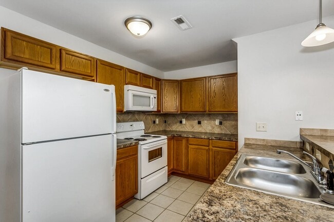 Building Photo - Spacious 3 bedroom 2.5 bath townhouse in Derby available NOW!