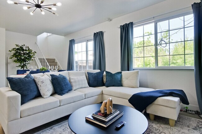 Building Photo - 1281 Flora Ave