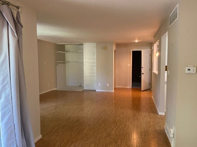 Building Photo - 2 BD/1 BA Condo Next to Ideal Market in Ol...
