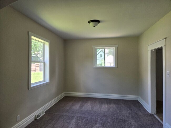 Building Photo - 3225 Dinnen Ave