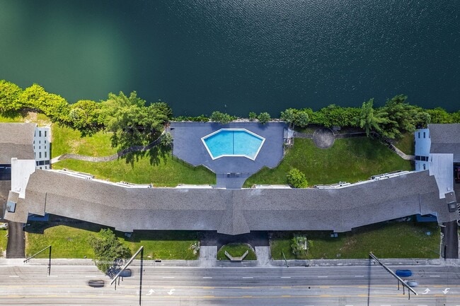 20-web-or-mls-LakeShore_Presidential_DJI_0252 - Lakeshore Presidential