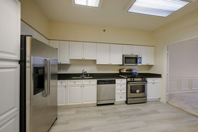 Foto del edificio - One of the Largest 2BR + Den Residences in Leisure World | Sunroom & Sauna