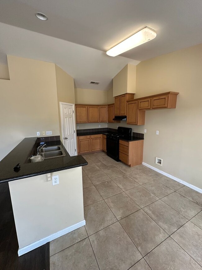 Building Photo - Beautiful Home in Sanger