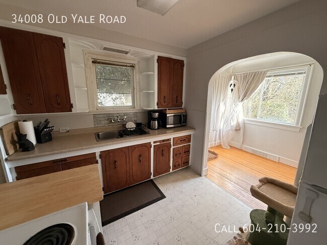 Building Photo - Spacious 4 Bedroom Home in East Abbotsford!
