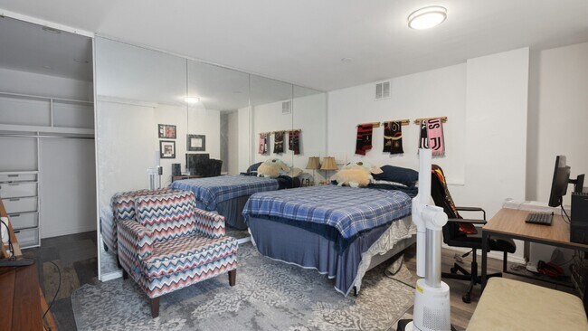 Foto del edificio - 2400 N Lakeview Ave
