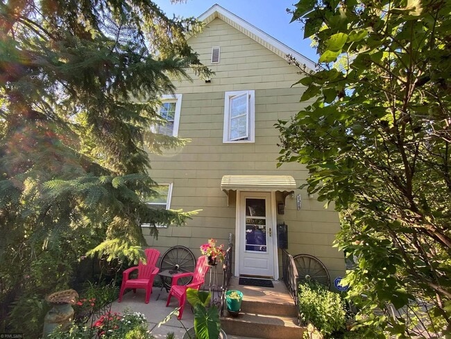 Front View - 427 19th Ave NE