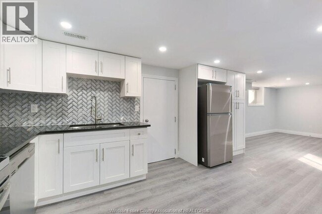 Building Photo - 730 Cabana Road W