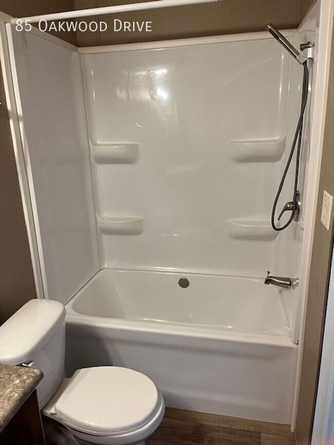 Foto del edificio - 85 Oakwood Dr