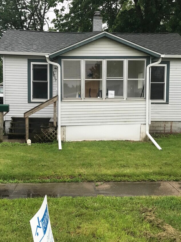 1017 E Elm St, IL 61455 House Rental in IL