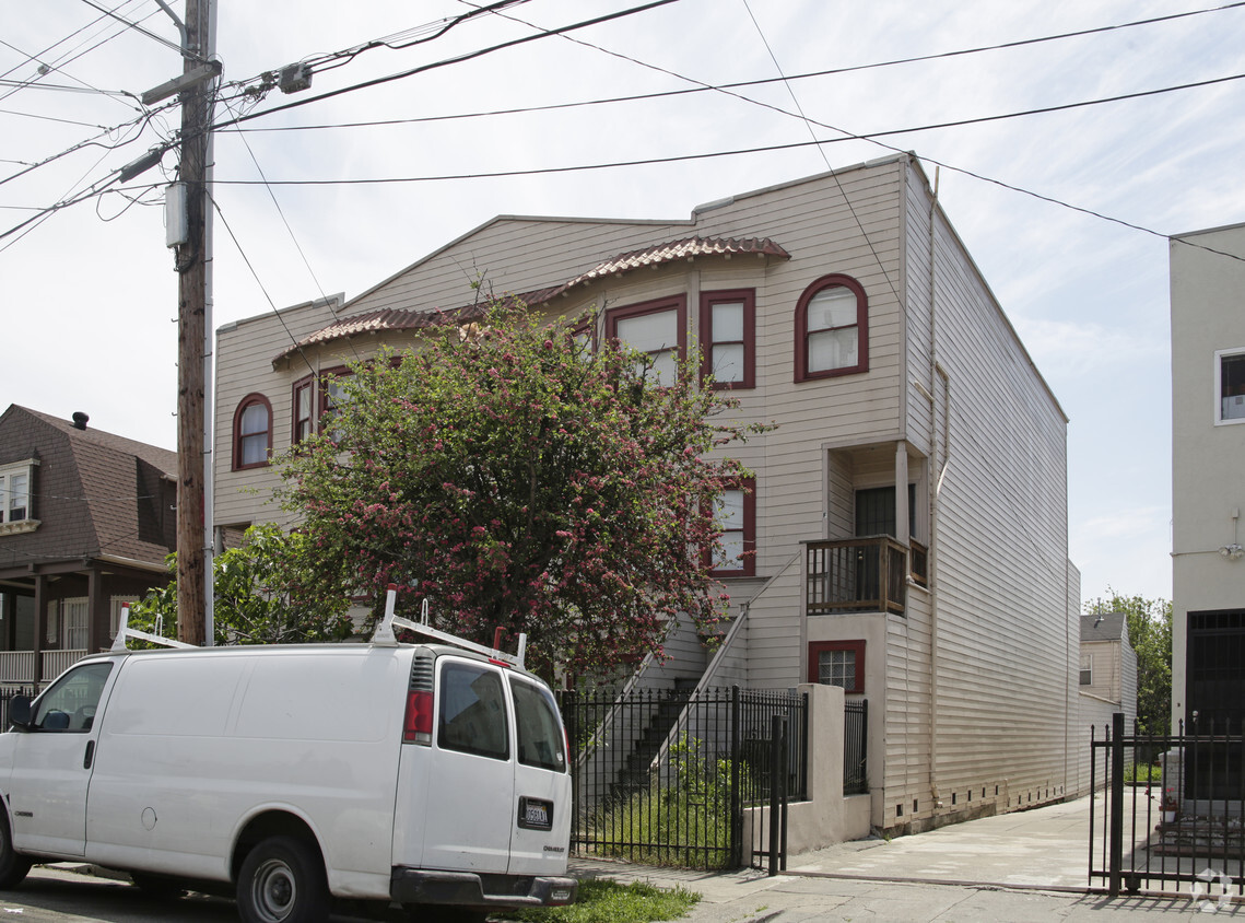 Building Photo - 673 31st St