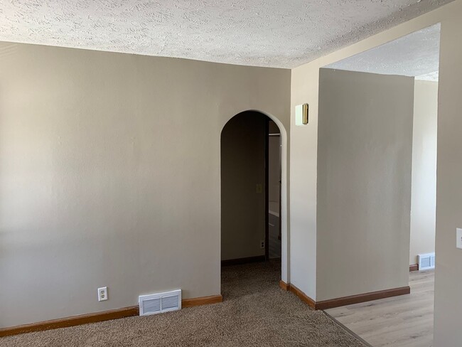 Building Photo - 4 Bedroom, 1.5 Bathroom House Available, C...