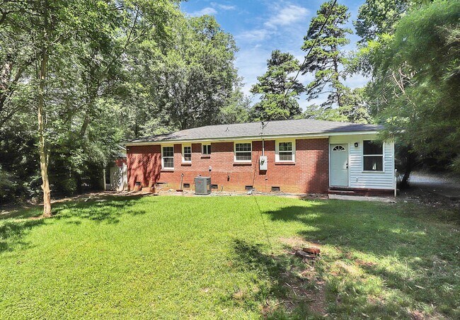 Foto del edificio - Brick Ranch w/Great Yard! Minutes From Upt...