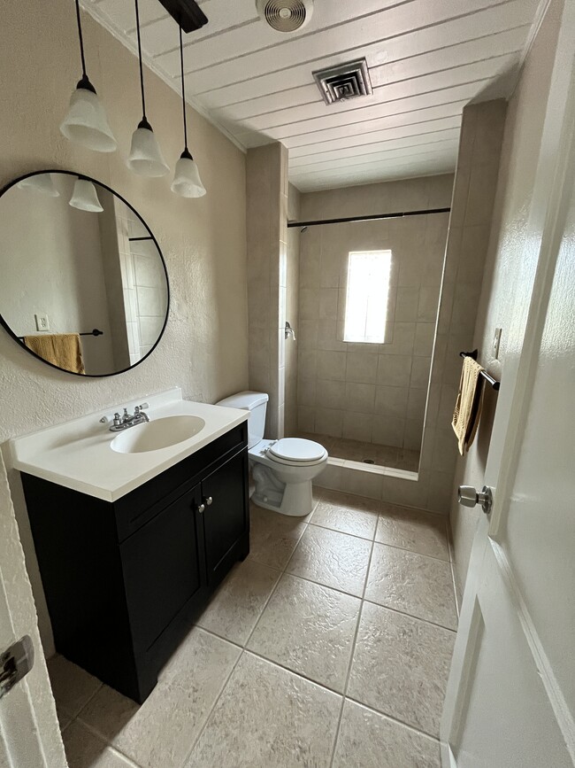 Building Photo - 3925 Iola Dr