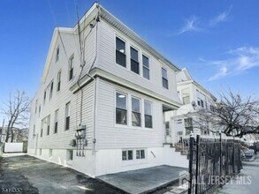 Building Photo - 186 Isabella Ave