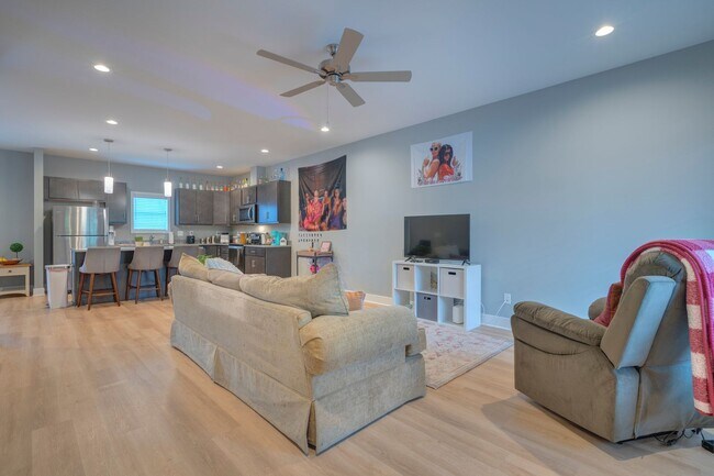 Foto del edificio - Spacious 4-Bedroom, 3-Story Townhome for Students