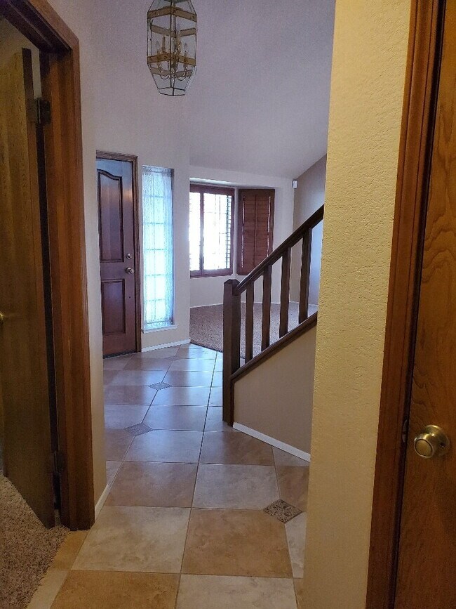 Building Photo - "Spacious 4-Bed, 3-Bath Oasis in Gold Rive...