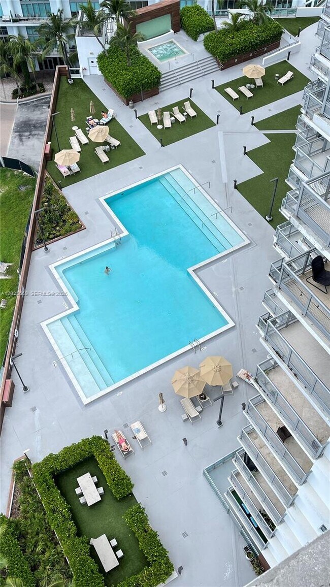 Foto del edificio - 350 S Miami Ave