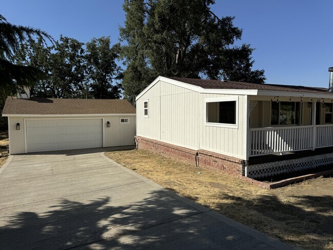 Building Photo - 18400 Pellisier Rd