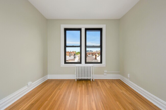 Foto del edificio - 56 Glenwood Ave