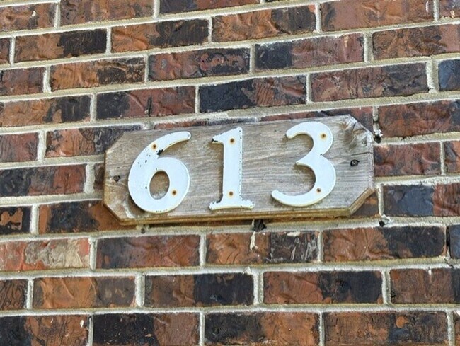 Foto del edificio - 613 Colonial Dr
