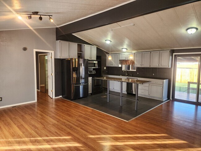 Foto del edificio - Beautiful 3 Bedroom with additonal 4th bedroom! Larg fenced front & backyard!!
