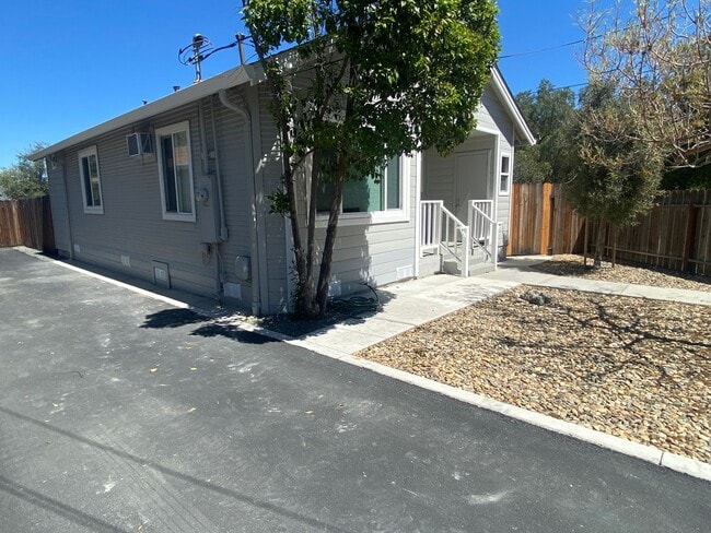 Building Photo - Livermore, 2 Bed/2 Ba., Back Unit, Large L...