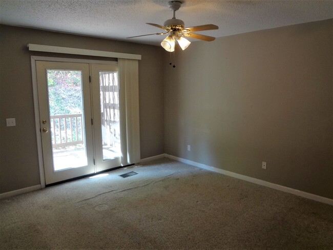 Building Photo - One Level Duplex with Garage