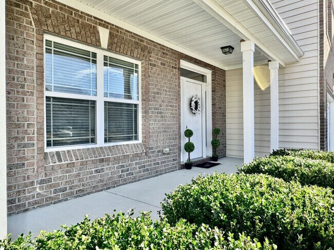 Foto del edificio - 4-Bedroom Home Ready 07-10-26!! Gourmet Kitchen - Fenced Backyard - Pet Friendly!
