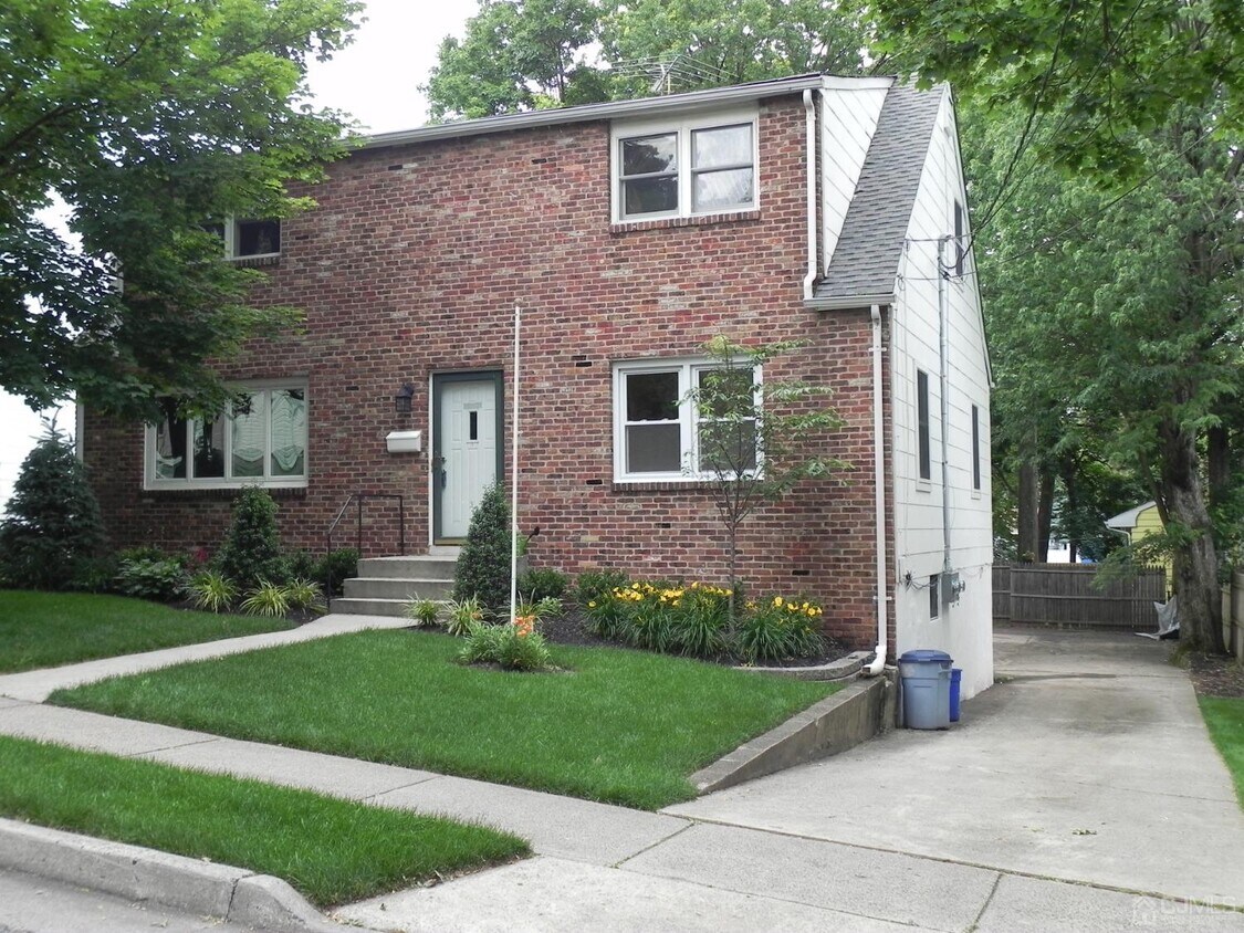 209 S 9th Ave, Highland Park, NJ 08904 Room for Rent in Highland Park